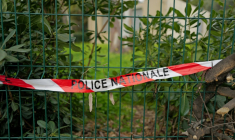 Une rubalise de la police nationale posées sur les lieux où une femme a été tuée dans sa voiture à Nice, dans les Alpes-Maritimes, le 22 janvier 2026 ( AFP / Valery HACHE )