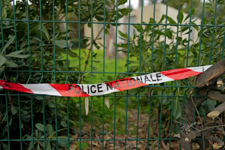 Un ruban de la police natiionale sur les lieux où une femme a été assassinée alors qu'elle conduisait avec son bébé à Nice, le 22 janvier 2026 dans les Alpes-Maritimes ( AFP / Valery HACHE )
