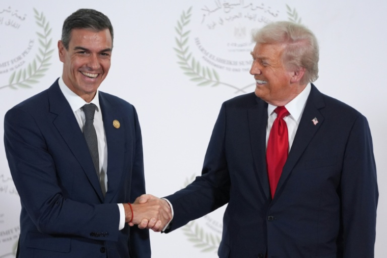 Le président américain Donald Trump salue le Premier ministre espagnol Pedro Sanchez lors d'un sommet sur Gaza à Charm el-Cheikh le 13 octobre 2025 ( POOL / Evan Vucci )
