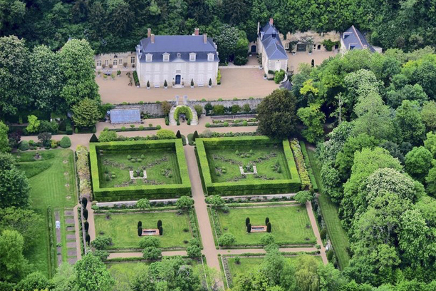 Mick Jagger et le château de la Fourchette, les stars aiment les châteaux français (Crédit photo : Capture Instagram compte conexaoparis)