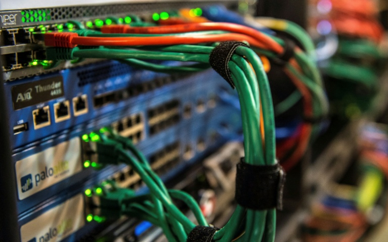 Une vague de cyberattaques, sans lien entre elles, occupe en ce moment la justice parisienne, avec de très jeunes suspects dans le piratage ( AFP / PHILIPPE HUGUEN )