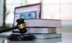 La garantie protection juridique est une assurance facultative vous aidant à faire valoir vos droits en cas de litige avec un tiers (procédure judiciaire ou règlement amiable).