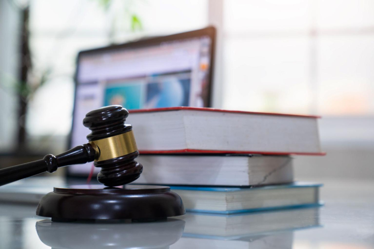 La garantie protection juridique est une assurance facultative vous aidant à faire valoir vos droits en cas de litige avec un tiers (procédure judiciaire ou règlement amiable).