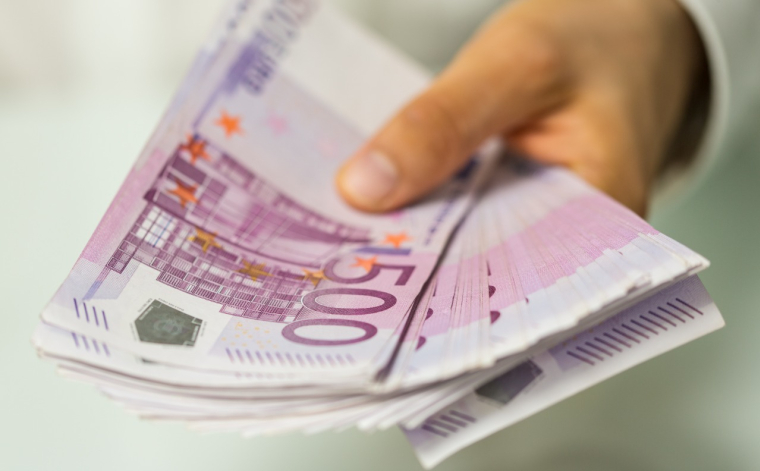 Quel impact fiscal pour un rachat effectué sur une assurance-vie avant ou après le 31 décembre ? ( Crédits : © Vegefox.com - stock.adobe.com)