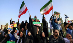 Des manifestants iraniens célèbrent le cessez-le-feu avec Israël, le 24 juin 2025 à Téhéran ( AFP / ATTA KENARE )