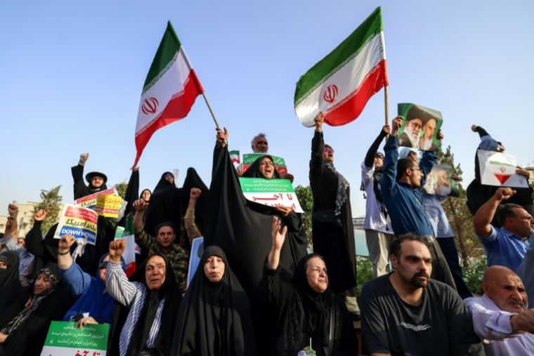 Des manifestants iraniens célèbrent le cessez-le-feu avec Israël, le 24 juin 2025 à Téhéran ( AFP / ATTA KENARE )