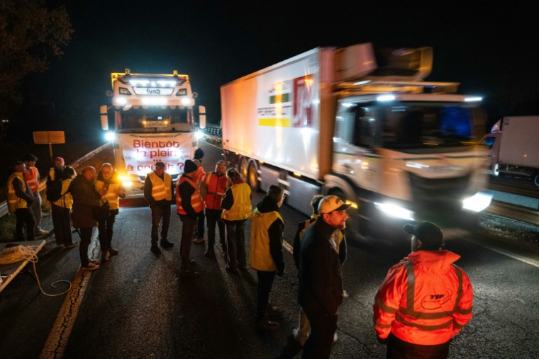 Des chauffeurs routiers rassemblés sur le périphérique de Nantes, le 31 mars 2026, pour protester contre la hausse des prix du carburant et réclamer une aide accrue du gouvernement ( AFP / Sebastien Salom-Gomis )