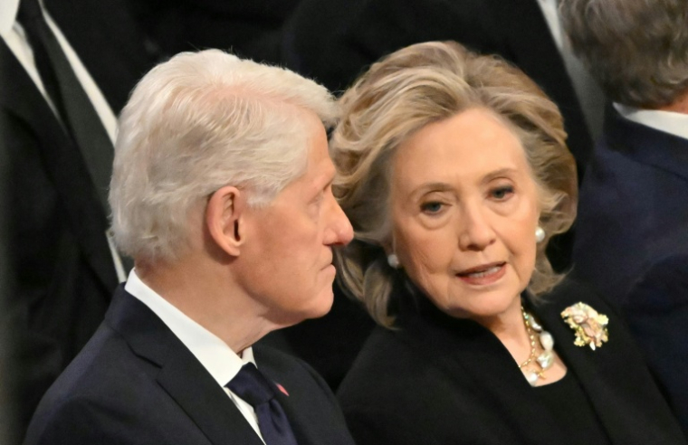 L'ancien président américain Bill Clinton et l'ancienne secrétaire d'État Hillary Clinton, le 9 janvier 2025 à Washington ( AFP / Mandel NGAN )