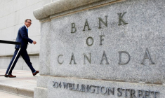 Photo d'archives : Le gouverneur de la Banque du Canada, Tiff Macklem, marche devant l'immeuble de la Banque du Canada à Ottawa