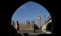 Une femme à côté de Big Ben, à Londres