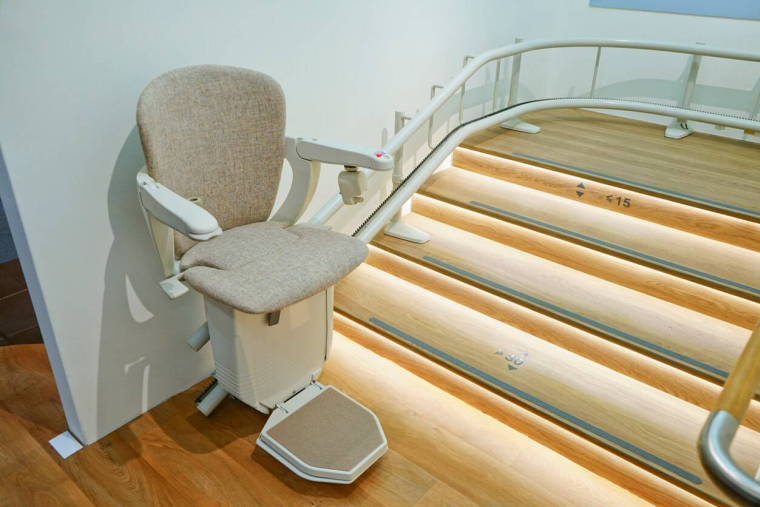 MaPrimeAdapt’ pour un monte-escalier : montant, conditions et démarches / iStock.com - Thananat