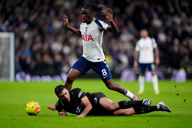 Rodri et Pep Guardiola fustigent l’arbitrage en Premier League