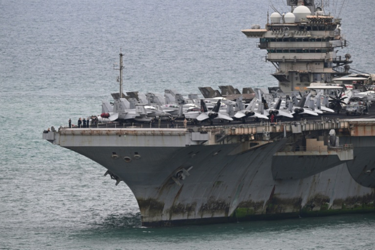 Vue du porte-avions américain Abraham Lincoln le 2 septembre 2026 depuis le port de Laem Chabang en Thaïlande ( AFP / ANTHONY WALLACE )