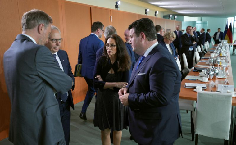 Le chancelier allemand Scholz rencontre des représentants des syndicats et du patronat allemand