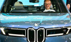 Le chancelier allemand Friedrich Merz assis dans une BMW IX3 sur le stand du constructeur automobile lors de l'ouverture du Salon international de l'automobile IAA, le 9 septembre 2025 à Munich, dans le sud de l'Allemagne ( AFP / Tobias SCHWARZ )