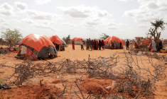 Les tombes de sœurs jumelles mortes de faim sont visibles dans le camp de déplacés de Kaxareey à Dollow, en Somalie