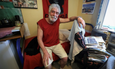 Photo prise lors d'une visite de la députée La France Insoumise (LFI) Andrée Taurinya montrant le militant libanais pro-palestinien Georges Ibrahim Abdallah dans sa cellule de prison à Lannemezan, le 17 juillet 2025 ( AFP / Valentine CHAPUIS )