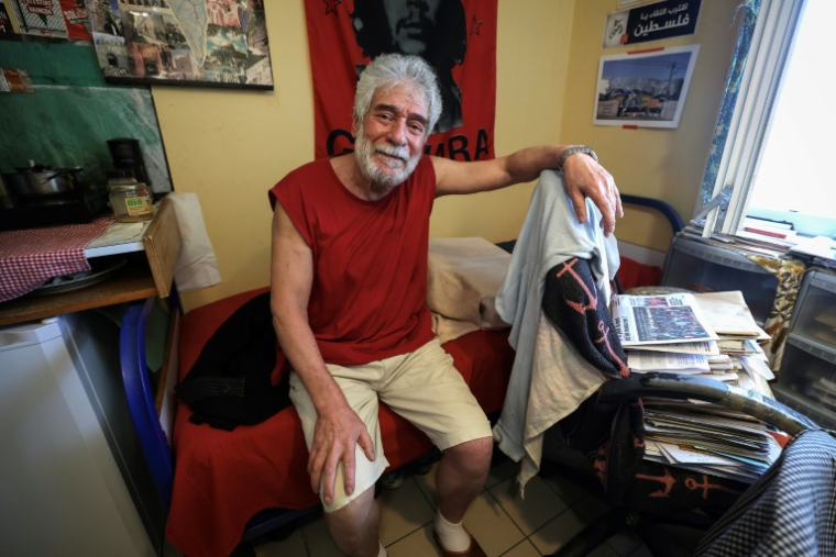 Photo prise lors d'une visite de la députée La France Insoumise (LFI) Andrée Taurinya montrant le militant libanais pro-palestinien Georges Ibrahim Abdallah dans sa cellule de prison à Lannemezan, après que la cour d'appel de Paris a ordonné sa libération, le 17 juillet 2025 dans les Hautes-Pyrénées ( AFP / Valentine CHAPUIS )