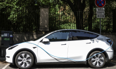 Une voiture électrique en charge à Toulouse le 17 juillet 2023.  ( AFP / CHARLY TRIBALLEAU )