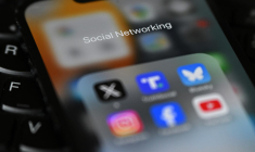 L'interdiction des réseaux sociaux aux moins de 15 ans est un combat que mène le Président de la République depuis plusieurs mois. ( AFP / JUSTIN TALLIS )