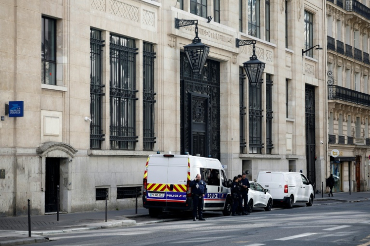 Des policiers devant le siège de la Bank of America à Paris, le 28 mars 2026, après un attentat à l'explosif déjoué ( AFP / Sebastien DUPUY )