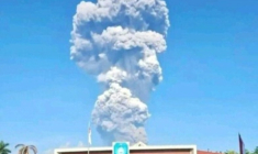 Image de l'éruption volcanique du mont Dukono, en Indonésie, fournie par l'Agence indonésienne de gestion des catastrophes (BNPB) le 8 mai 2026 ( ndonesia’s disaster mitigation agency (BNPB) / Handout )
