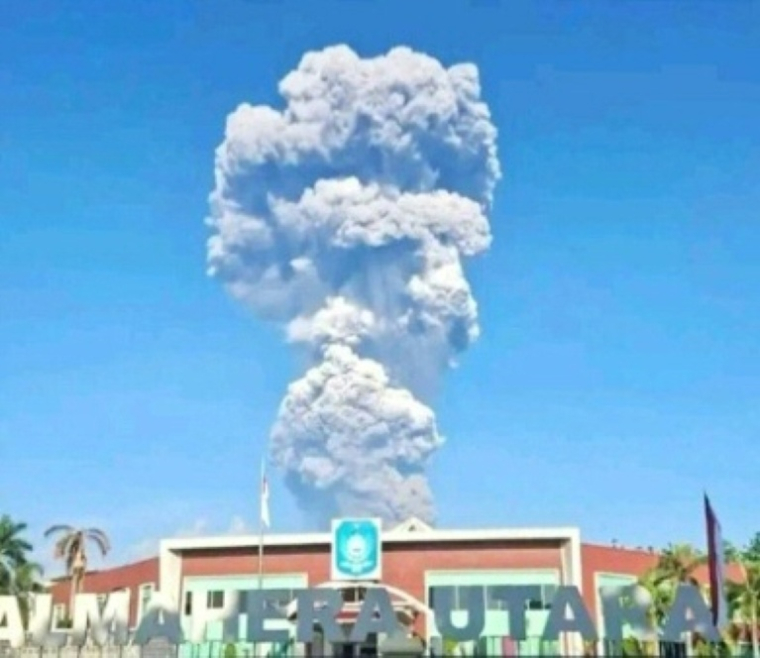 Image de l'éruption volcanique du mont Dukono, en Indonésie, fournie par l'Agence indonésienne de gestion des catastrophes (BNPB) le 8 mai 2026 ( ndonesia’s disaster mitigation agency (BNPB) / Handout )