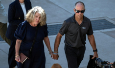 Debra (g) et Martin Robinson, les parents des frères Callum et Jake Robinson, assassinés lors d'un séjour de surf en avril 2024, arrivent au tribunal pour l'audience du procès de trois suspects de meurtre, à Ensenada, le 9 octobre 2026 dans l'Etat de Basse-Californie, au Mexique ( AFP / Guillermo Arias )
