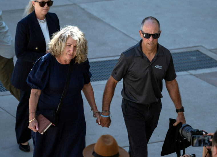 Debra (g) et Martin Robinson, les parents des frères Callum et Jake Robinson, assassinés lors d'un séjour de surf en avril 2024, arrivent au tribunal pour l'audience du procès de trois suspects de meurtre, à Ensenada, le 9 octobre 2026 dans l'Etat de Basse-Californie, au Mexique ( AFP / Guillermo Arias )