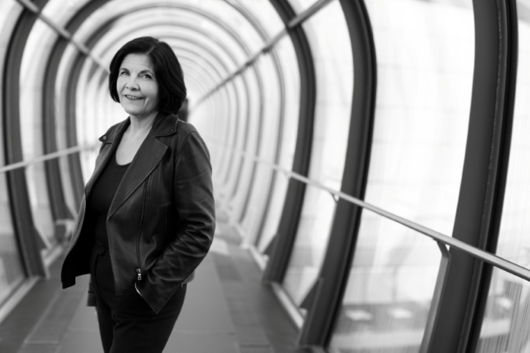La directrice de France Inter, Céline Pigalle, pose pour un portrait à la Maison de la Radio au siège de Radio France, à Paris, le 24 mars 2026 ( AFP / Joel Saget )