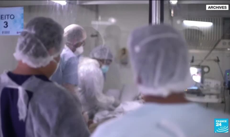 Covid-19 : le président brésilien accusé de crime contre l'humanité