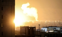 De la fumée et des flammes au-dessus du site de frappes aériennes sur un quartier du centre de Téhéran, le 6 mars 2026 en Iran ( AFP / ATTA KENARE )