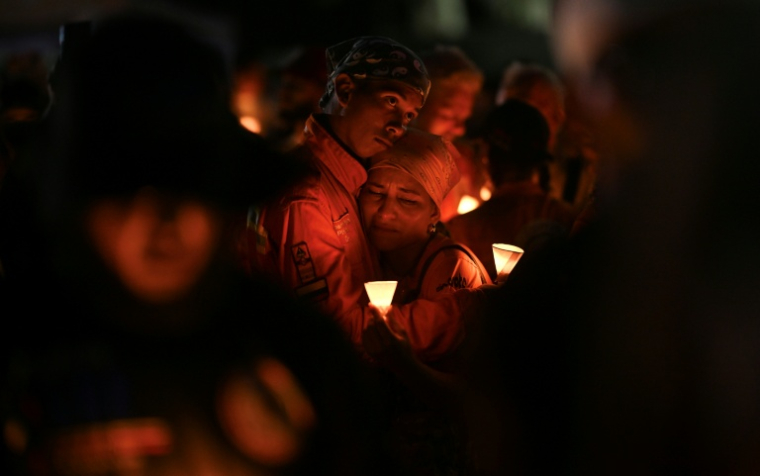Veillée aux chandelles à Caraballeda, dans l'Etat de La Guaira au Venezuela, pour marquer les 100 jours depuis le double séisme meurtrier, le 2 octobre 2026 ( AFP / Juan BARRETO )