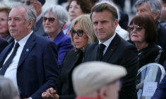 Le président Emmanuel Macron (à droite), aux côtés de son épouse Brigitte et du Premier ministre François Bayrou, lors des cérémonies du 8 mai à Paris ( POOL / Thomas SAMSON )