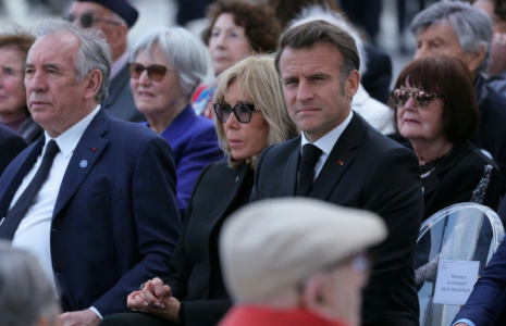 Le président Emmanuel Macron (à droite), aux côtés de son épouse Brigitte et du Premier ministre François Bayrou, lors des cérémonies du 8 mai à Paris ( POOL / Thomas SAMSON )