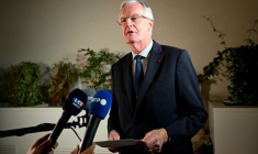 L'ancien Premier ministre Michel Barnier parle à la presse après le premier tour de la législative partielle dans la deuxième circonscription de Paris, le 21 septembre 2025 ( AFP / Bertrand GUAY )