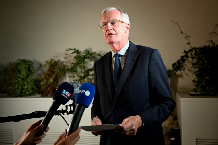 L'ancien Premier ministre Michel Barnier parle à la presse après le premier tour de la législative partielle dans la deuxième circonscription de Paris, le 21 septembre 2025 ( AFP / Bertrand GUAY )