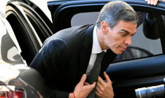 Pedro Sanchez à son arrivée au Vatican le 27 mai 2026 ( AFP / Alberto PIZZOLI )