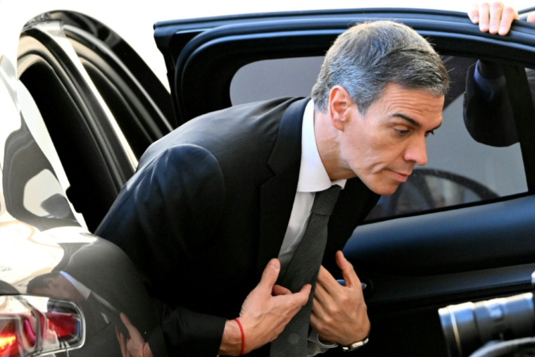 Pedro Sanchez à son arrivée au Vatican le 27 mai 2026 ( AFP / Alberto PIZZOLI )