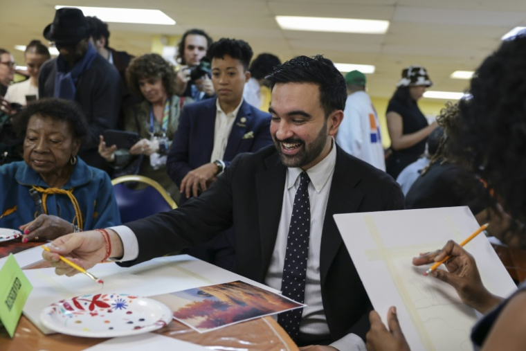 Le candidat démocrate à la mairie de New York Zohran Mamdani en campagne auprès de personnes âgées à New York le 30 octobre 2025. ( AFP / ANGELA WEISS )