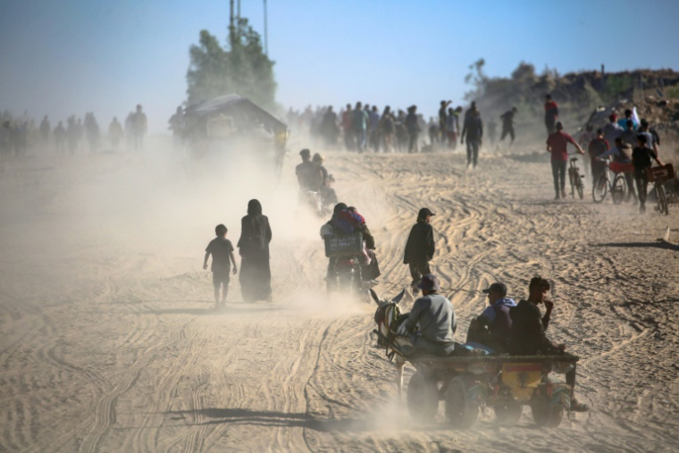 Des Palestiniens marchent le long de la route côtière dans le centre de la bande de Gaza en direction de la ville de Gaza, dans le nord, le 11 octobre 2025 ( AFP / Eyad BABA )