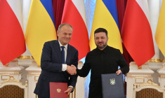 Donald Tusk et Volodymyr Zelensky à Kiev, en Ukraine, le 5 février 2026. ( AFP / SERGEI SUPINSKY )