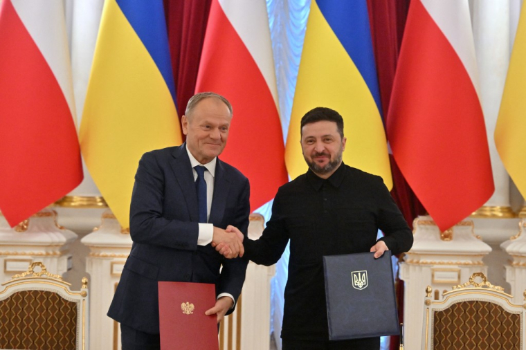 Donald Tusk et Volodymyr Zelensky à Kiev, en Ukraine, le 5 février 2026. ( AFP / SERGEI SUPINSKY )