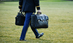 Un militaire transportant les malettes nucléaires américaines à Washington, aux États-Unis, le 20 janvier 2021. ( AFP / MANDEL NGAN )