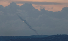 Des roquettes tirées vers Israël depuis le sud du Liban, le 11 avril 2026 ( AFP / Jalaa MAREY )
