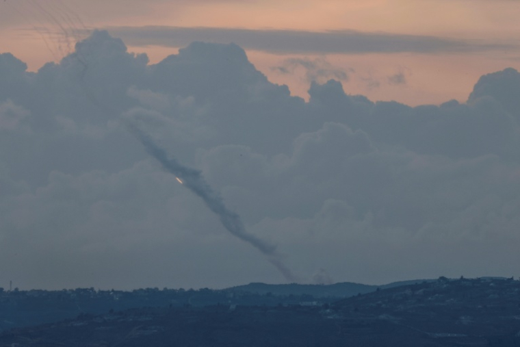 Des roquettes tirées vers Israël depuis le sud du Liban, le 11 avril 2026 ( AFP / Jalaa MAREY )