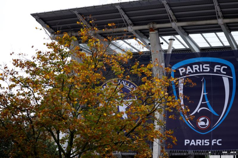 Logo du Paris FC au stade Charlety à Paris