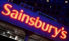 Une enseigne lumineuse dans un supermarché Sainsbury's à Londres