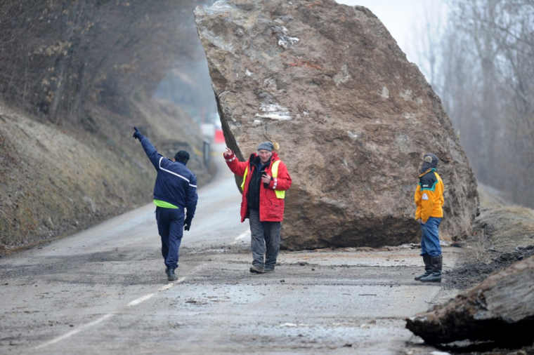Un éboulement sur la route RD117 à Moûtiers, le 28 février 2015. ( AFP / JEAN-PIERRE CLATOT )
