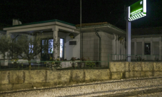 Le poste de police de la Guarda Nacional Republicana (GNR) portugaise, où un Français soupçonné de double homicide et d'enlèvement est détenu après son arrestation, le 25 mars 2026 à Mêda, dans le nord-est du Portugal ( AFP / PATRICIA DE MELO MOREIRA )